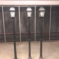 Pali con lampade da giardino