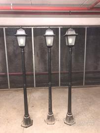 Pali con lampade da giardino