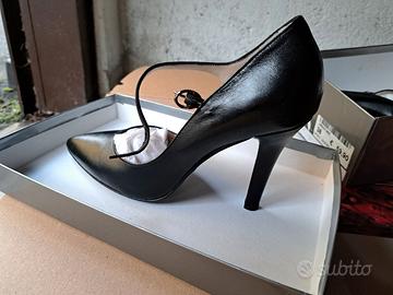 Scarpe alte eleganti con cinturino