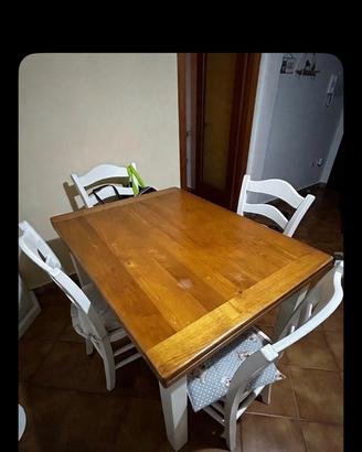 Tavolo sedie e mobile ad angolo