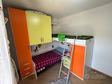 Cameretta a ponte con letto a castello sfalsato