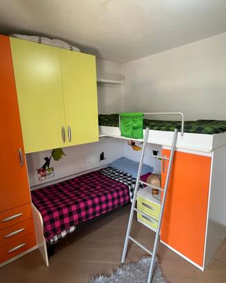 Cameretta a ponte con letto a castello sfalsato