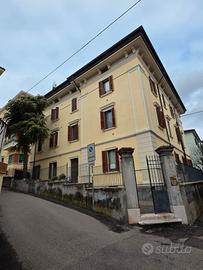 Ampio box per auto anche di grandi dimensioni