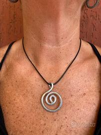 Collana con ciondolo in alluminio.