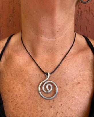 Collana con ciondolo in alluminio.