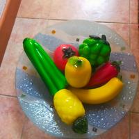 piatto da arredo con frutta e verdura in ceramica 