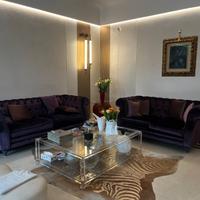 Coppia di divani di design in velluto e seta