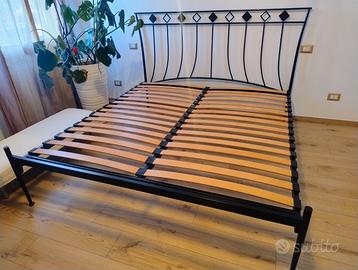 Letto matrimoniale king size di metallo nero