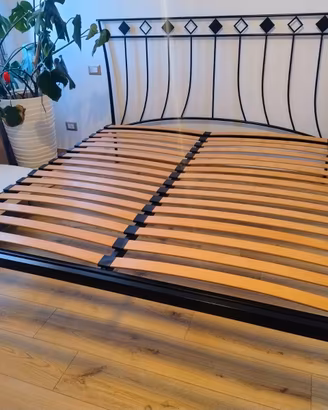 Letto matrimoniale king size di metallo nero