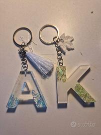 Portachiavi con lettera in resina