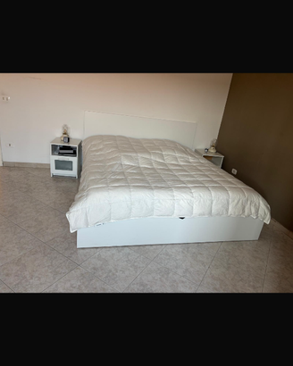 Letto king size  e comodini Ikea