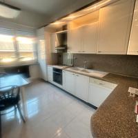 Cucina angolare con elettrodomestici