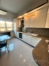 Cucina angolare con elettrodomestici