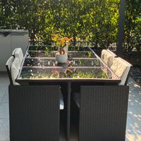 Tavolo da giardino con sedie e sgabelli