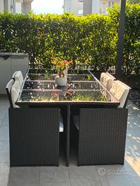 Tavolo da giardino con sedie e sgabelli