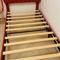 Letto singolo con testata e bordi in velluto