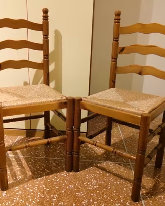 2 sedie rustiche il legno massello con paglia
