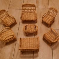 Set mobili vintage in vimini in miniatura