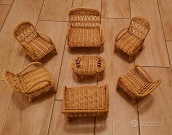 Set mobili vintage in vimini in miniatura