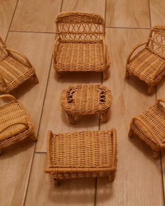 Set mobili vintage in vimini in miniatura
