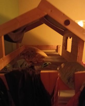 Letto a castello con scivolo