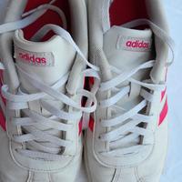 Sneakers Adidas bianche con strisce fucsia