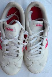 Sneakers Adidas bianche con strisce fucsia