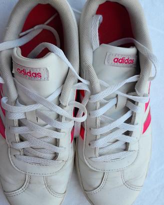 Sneakers Adidas bianche con strisce fucsia