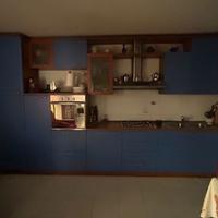 Cucina blu completa di elettrodomestici