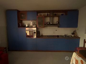 Cucina blu completa di elettrodomestici