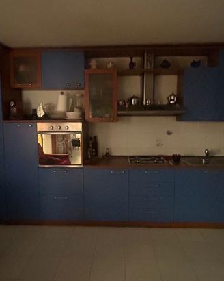 Cucina blu completa di elettrodomestici