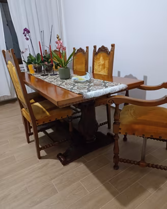 Tavolo e vetrina vintage