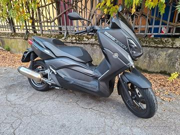 Yamaha X-Max 250 MOMODESIGN