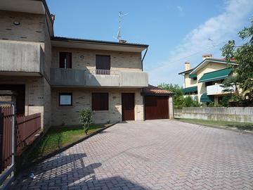 Latisana VILLA A SCHIERA vicino Ospedale