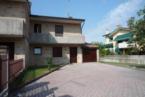 Latisana VILLA A SCHIERA vicino Ospedale