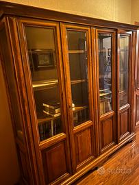 Armadio con vetrinetta di vetro