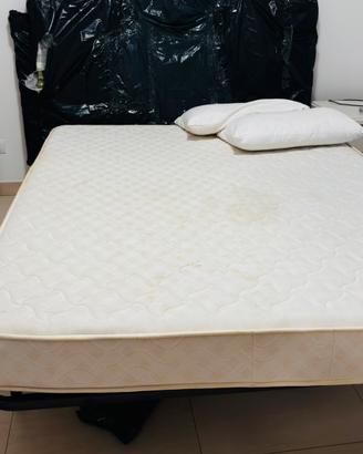 letto matrimoniale con materasso e testiera