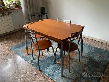 Tavolo allungabile con 4 sedie color ciliegio