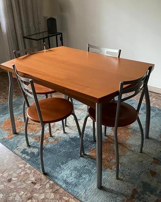 Tavolo allungabile con 4 sedie color ciliegio