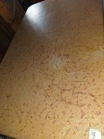 tavolo struttura in larice e base rosso verona