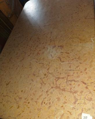 tavolo struttura in larice e base rosso verona
