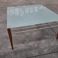 mobili  in legno e tavoli vetro