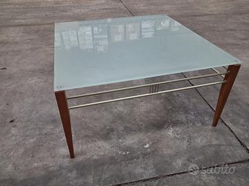 mobili  in legno e tavoli vetro