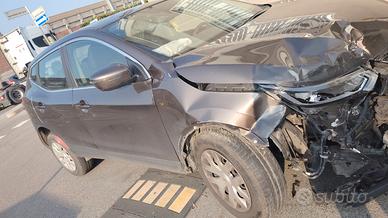 Nissan Qashqai 1.2 benzina  incidentata marciante 