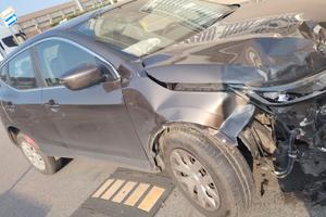 Nissan Qashqai 1.2 benzina  incidentata marciante 