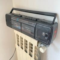 Radio stereo vintage con doppia cassetta e manigli