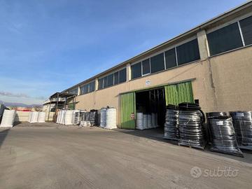 Immobile di 900 m² con 3 locali a Paderno Franciac
