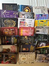 Libri di vari generi: thriller, fantasy, romance