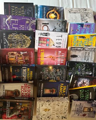Libri di vari generi: thriller, fantasy, romance
