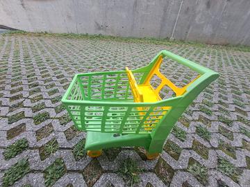 Carrello spesa con pezzi frutta e giochi spiaggia 